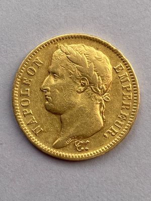 Gros plan sur une pièce d'or ornée d'une tête de femme