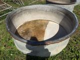 deux grands pots posés dans l'herbe