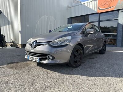 la voiture grise est garée devant un bâtiment
