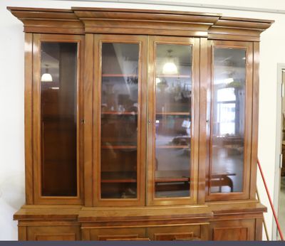image d'un vaisselier en bois avec des portes en verre