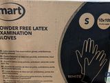 une boîte de gants en latex non poudrés posée sur une table dans un magasin