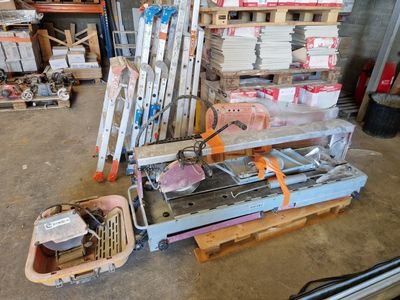 une pile d'articles posée sur une palette dans un entrepôt