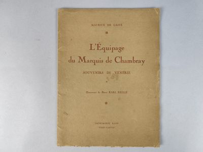 un vieux livre posé sur une table à côté d'un mur blanc