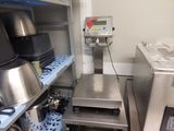une image d'une cuisine commerciale avec des appareils en acier inoxydable