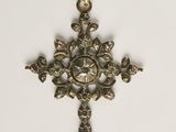 une croix en argent ornée d'un motif élaboré