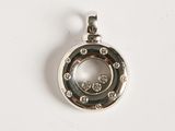 pendentif en métal argenté orné d'un cercle de diamants sur fond blanc