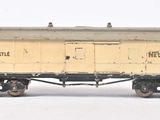 un wagon de train miniature posé sur une surface blanche