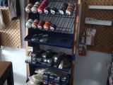 une étagère sur laquelle sont disposées de nombreuses bouteilles dans un magasin