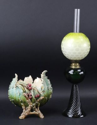 trois vases en verre ornés de motifs différents sur fond noir