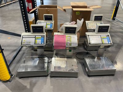 beaucoup de matériel électronique par terre dans un entrepôt