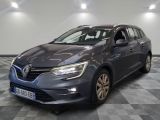 une voiture grise est garée sur le sol à carreaux d'un garage