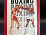 une image représentant une boîte sur laquelle figure une illustration d'un combat de boxe
