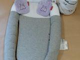 deux peluches posées sur un lit