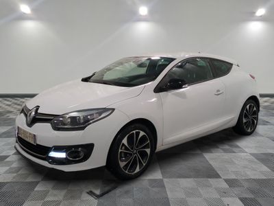 la voiture blanche est garée sur un carrelage à carreaux
