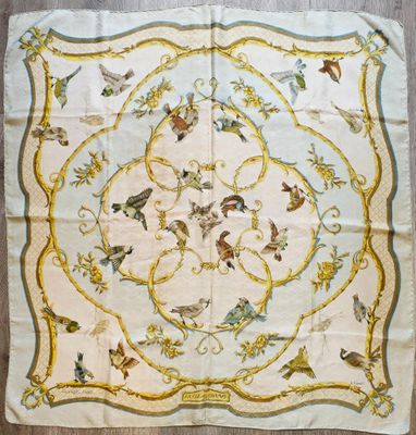 une image représentant une nappe ornée d'oiseaux et de fleurs