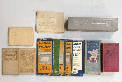 de nombreux livres anciens posés sur une table, à côté d'une boîte d'allumettes