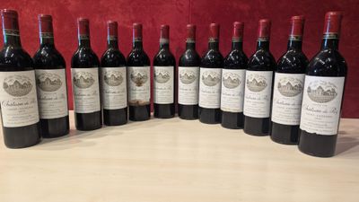six bouteilles de vin rouge sont alignées sur une table