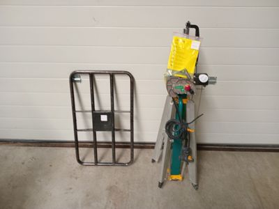 un petit chariot et une échelle dans un garage