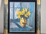 tableau représentant des fleurs jaunes dans un vase posé sur une table devant une fenêtre