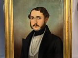 portrait d'un homme en smoking dans un cadre doré