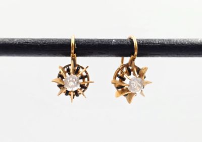 une photo d'une paire de boucles d'oreilles en or serties de diamants