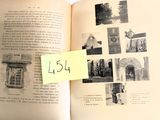 un livre ouvert, illustré, sur lequel est collé un autocollant jaune