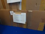 deux cartons recouverts d'une multitude de papiers