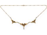 gros plan d'un collier sur fond blanc
