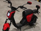 un scooter garé dans un garage