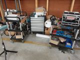 un garage avec beaucoup d'outils et des outils sur le sol