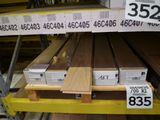 beaucoup de planches de bois sur les étagères du magasin