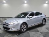 la voiture argentée est garée sur un carrelage à carreaux