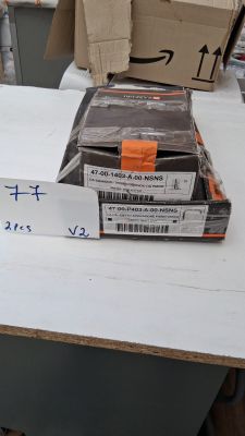 Plusieurs cartons de nourriture sont empilés les uns sur les autres sur une table