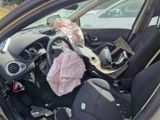 une voiture dans laquelle se trouvent tout un tas d'objets