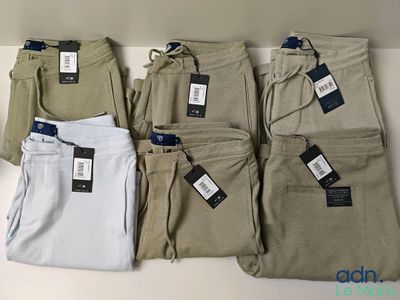 cinq paires de pantalons kaki pour homme, encore étiquetés