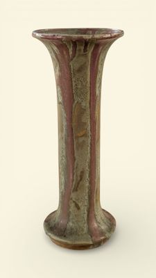 un vase posé sur une surface blanche