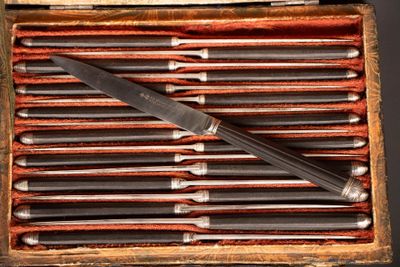 CH GUERRE A LANGRES Suite de dix-huit couteaux en ébène cann… - Photo 1