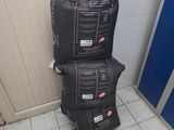trois sacs de sacs noirs empilés les uns sur les autres