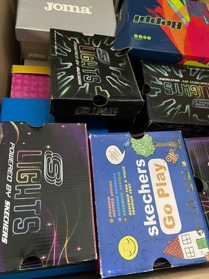 un grand nombre de boîtes empilées les unes sur les autres