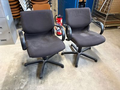 paire de fauteuils de bureau noirs avec accoudoirs, montés sur roulettes