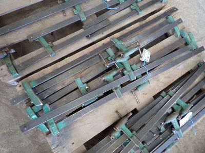 de nombreuses pièces métalliques posées sur une palette en bois