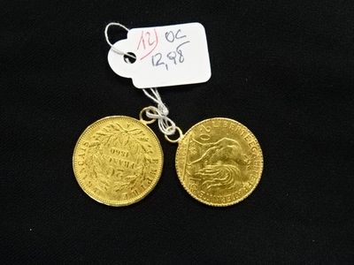 deux pièces d'or auxquelles est attachée une étiquette indiquant leur prix