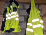 deux vestes accrochées au mur d'une pièce