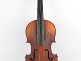 un vieux violon posé sur une surface blanche