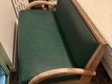 une chaise verte près d'un lit dans une chambre