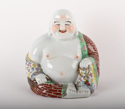 une statue représentant un Bouddha souriant assis sur une chaise