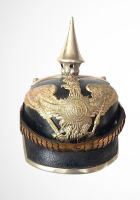 un chapeau noir et doré orné d'un oiseau