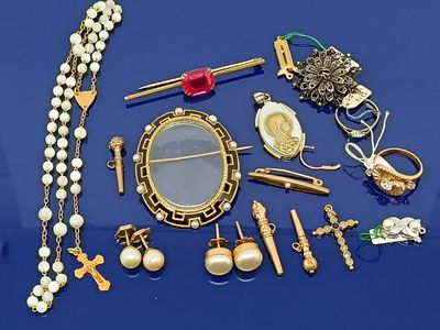 de nombreux bijoux posés sur une table avec un fond bleu