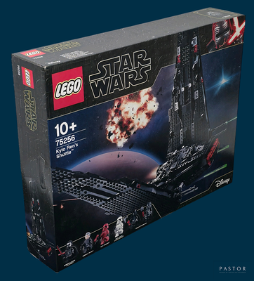 une boîte contenant des sets Lego Star Wars sur fond bleu