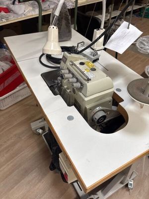 une machine à coudre posée sur une table